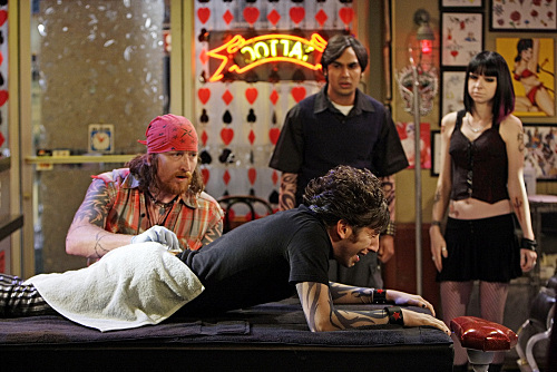 Still of Simon Helberg and Kunal Nayyar in Didziojo sprogimo teorija (2007)