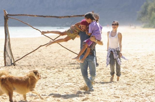 Still of Caroline Dhavernas and Martin Henderson in Off the Map (2011)