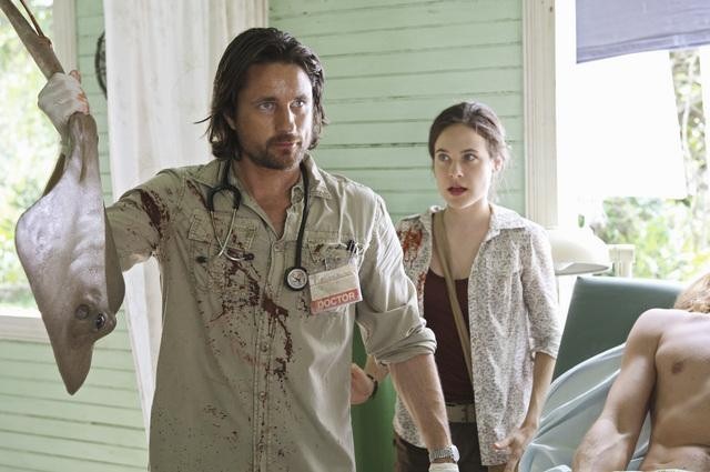 Still of Caroline Dhavernas and Martin Henderson in Off the Map (2011)