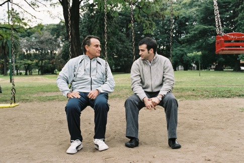 Still of Arturo Goetz and Daniel Hendler in Derecho de familia (2006)