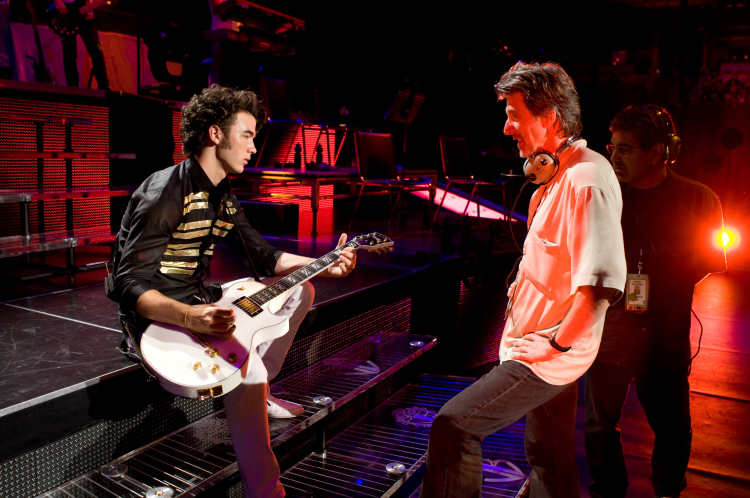 Still of Bruce Hendricks and Kevin Jonas in Jonas Brothers: koncertas trimateje erdveje (2009)