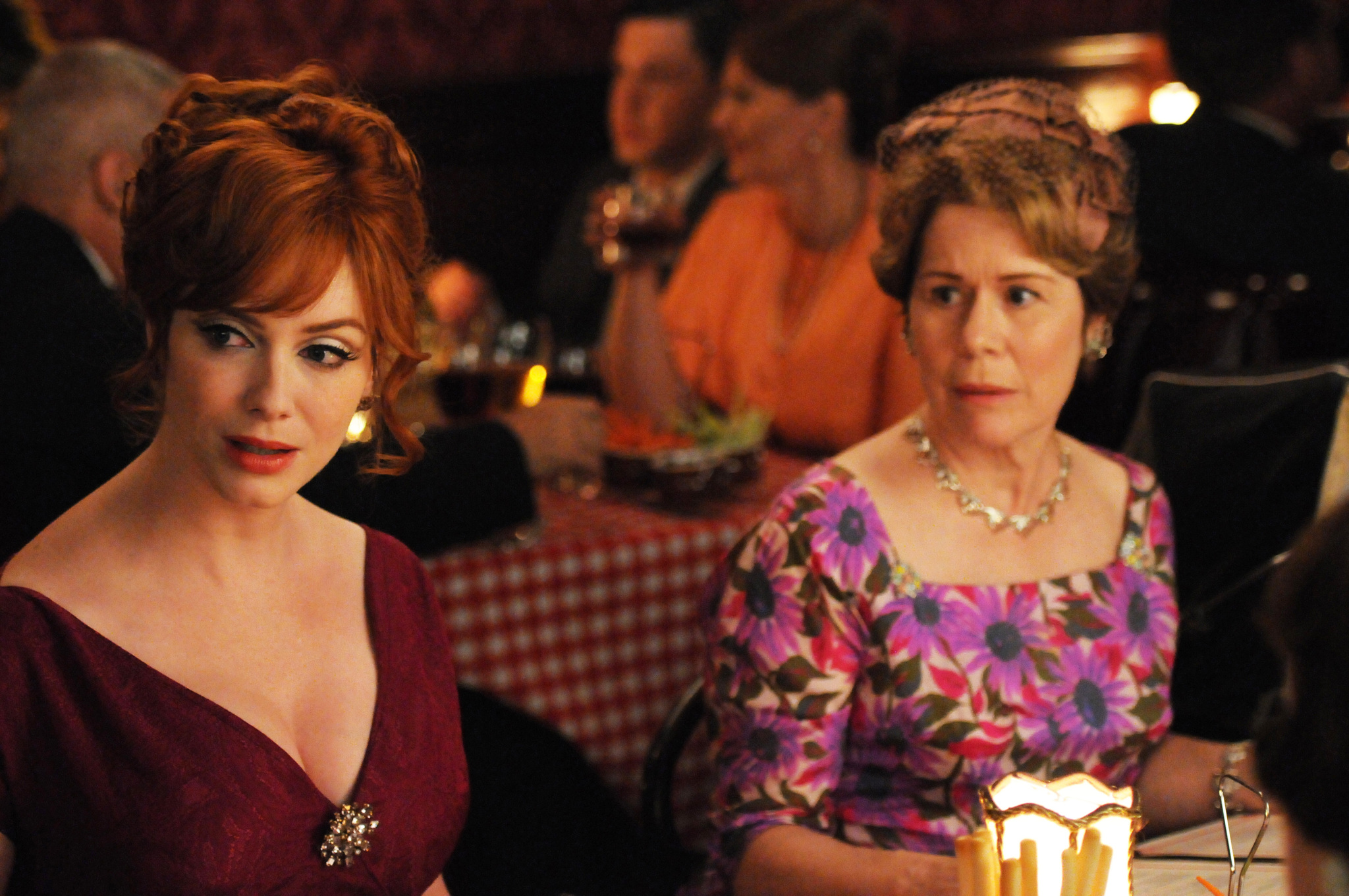 Still of Christine Estabrook and Christina Hendricks in MAD MEN. Reklamos vilkai (2007)