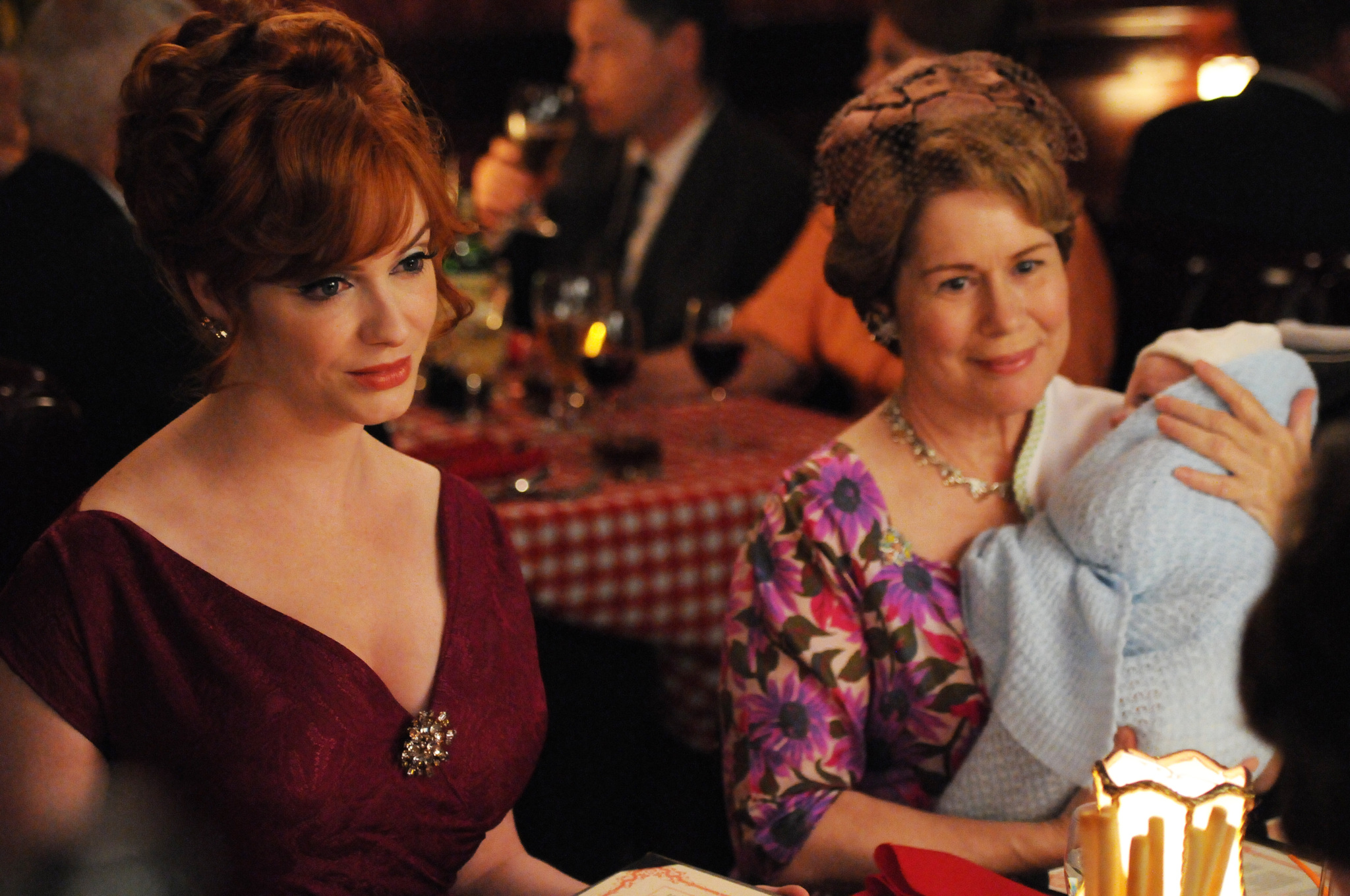 Still of Christine Estabrook and Christina Hendricks in MAD MEN. Reklamos vilkai (2007)