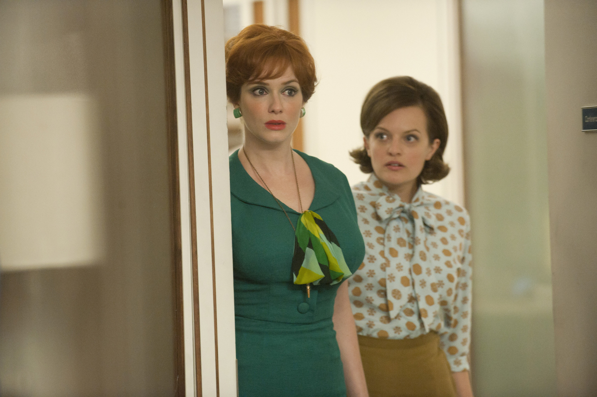 Still of Elisabeth Moss and Christina Hendricks in MAD MEN. Reklamos vilkai (2007)