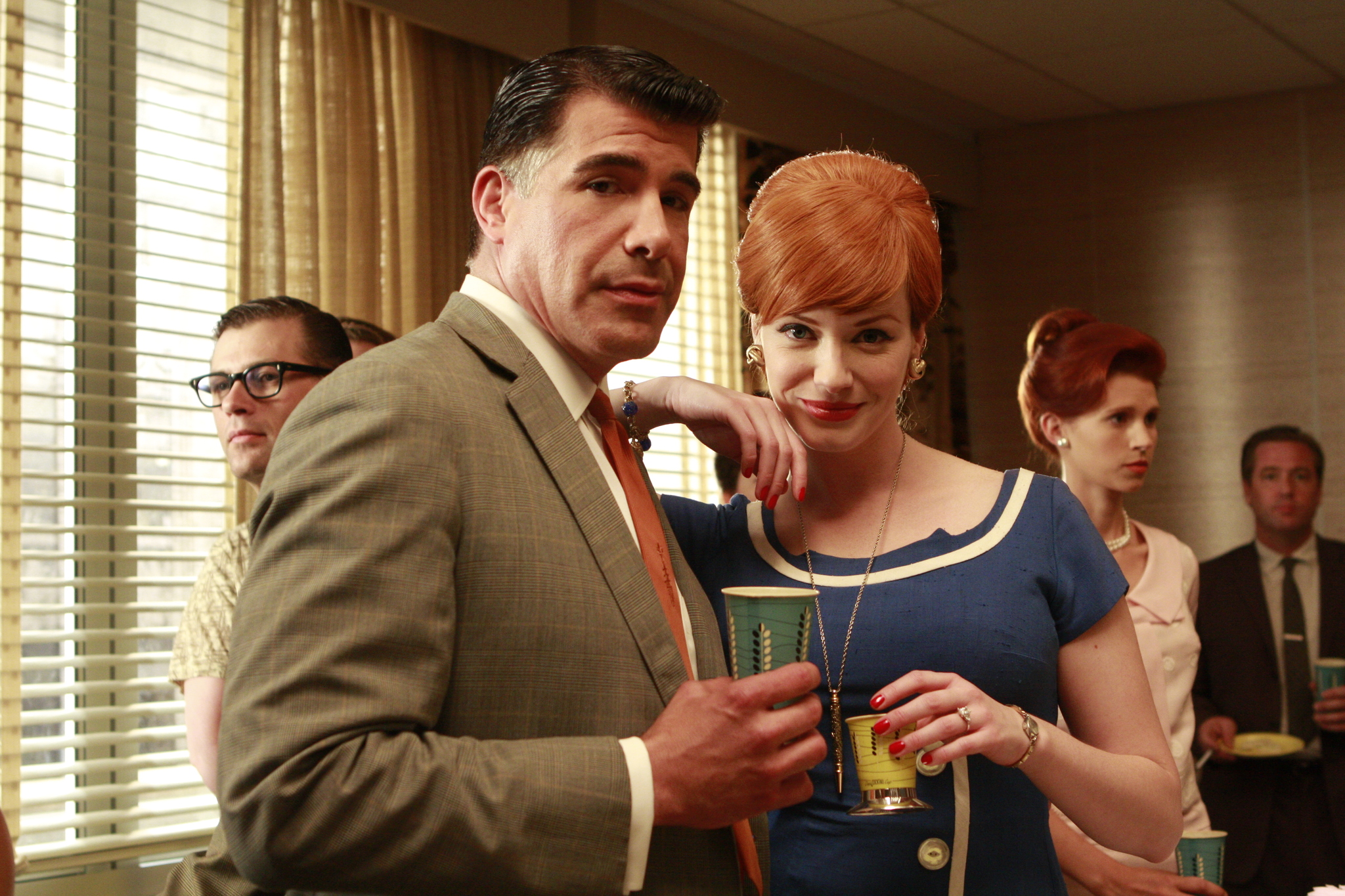 Still of Bryan Batt and Christina Hendricks in MAD MEN. Reklamos vilkai (2007)