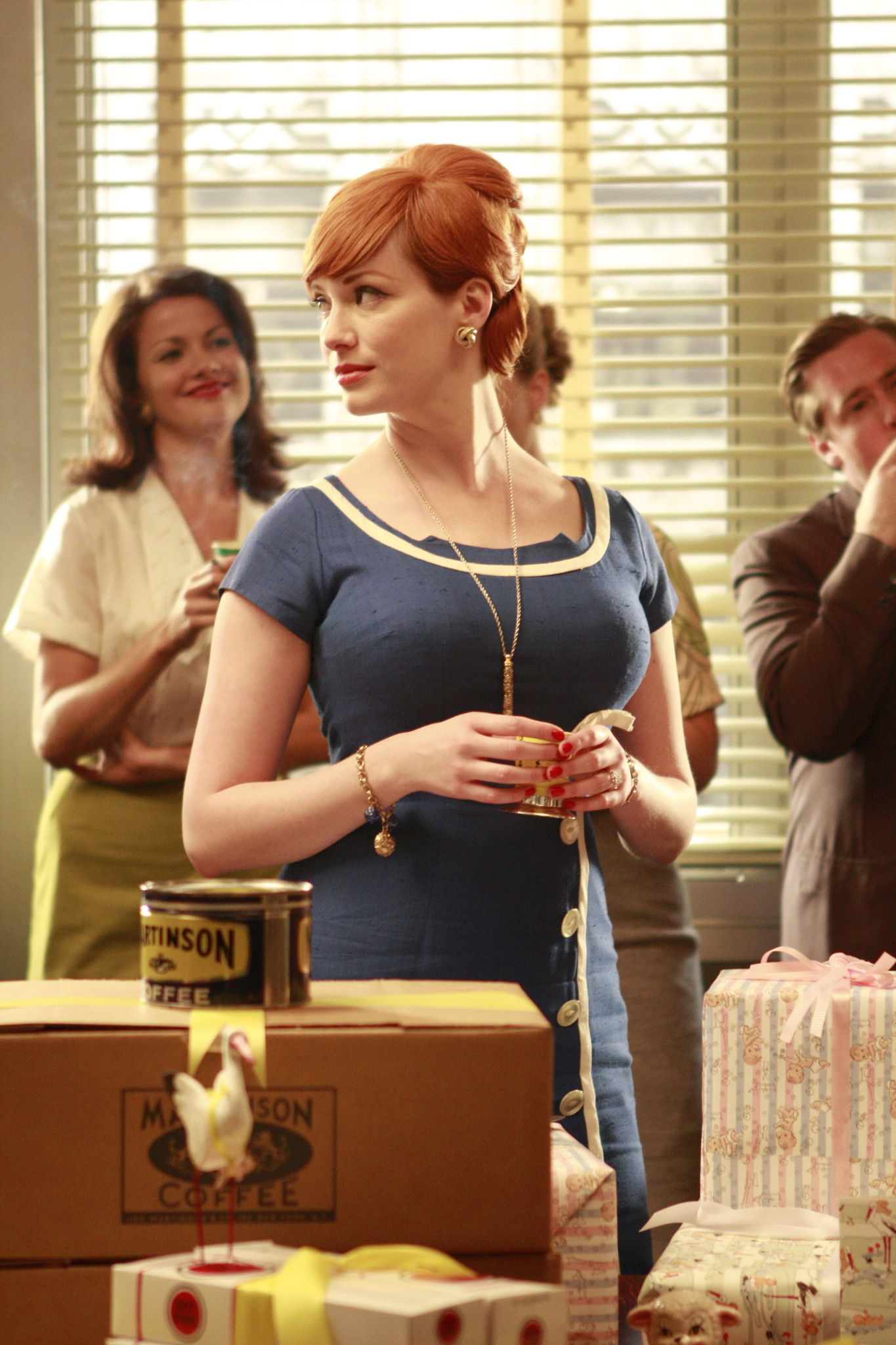 Still of Christina Hendricks in MAD MEN. Reklamos vilkai (2007)