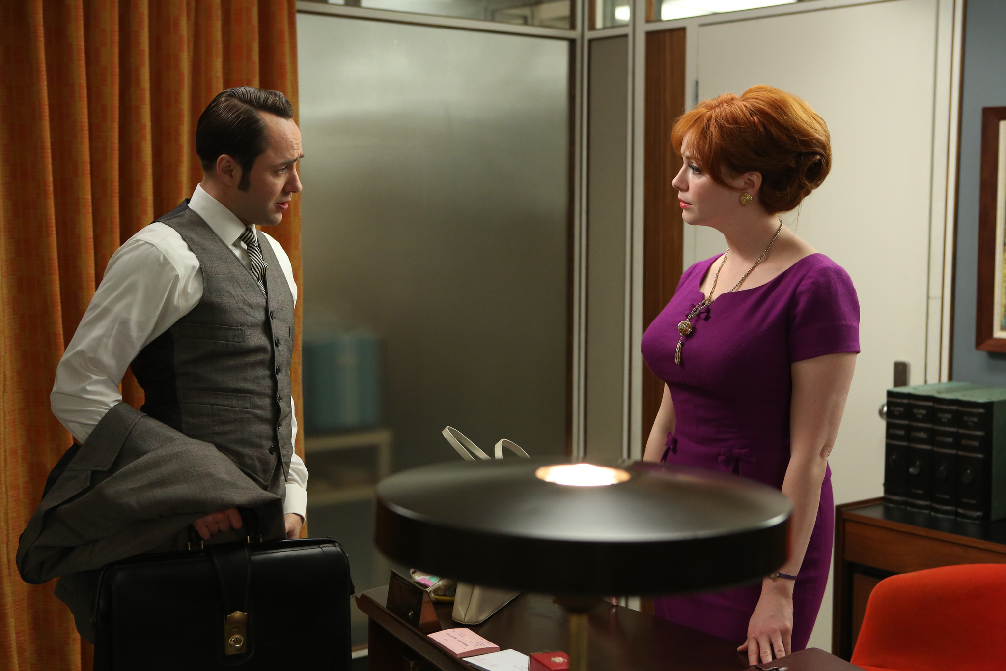 Still of Christina Hendricks and Vincent Kartheiser in MAD MEN. Reklamos vilkai (2007)