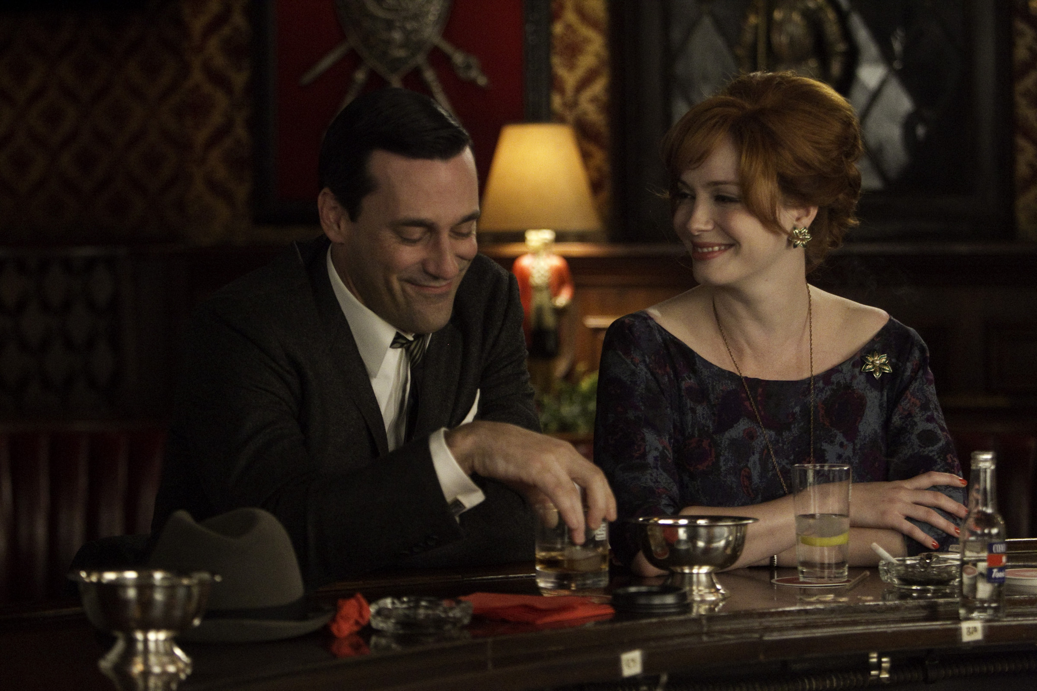 Still of Jon Hamm and Christina Hendricks in MAD MEN. Reklamos vilkai (2007)