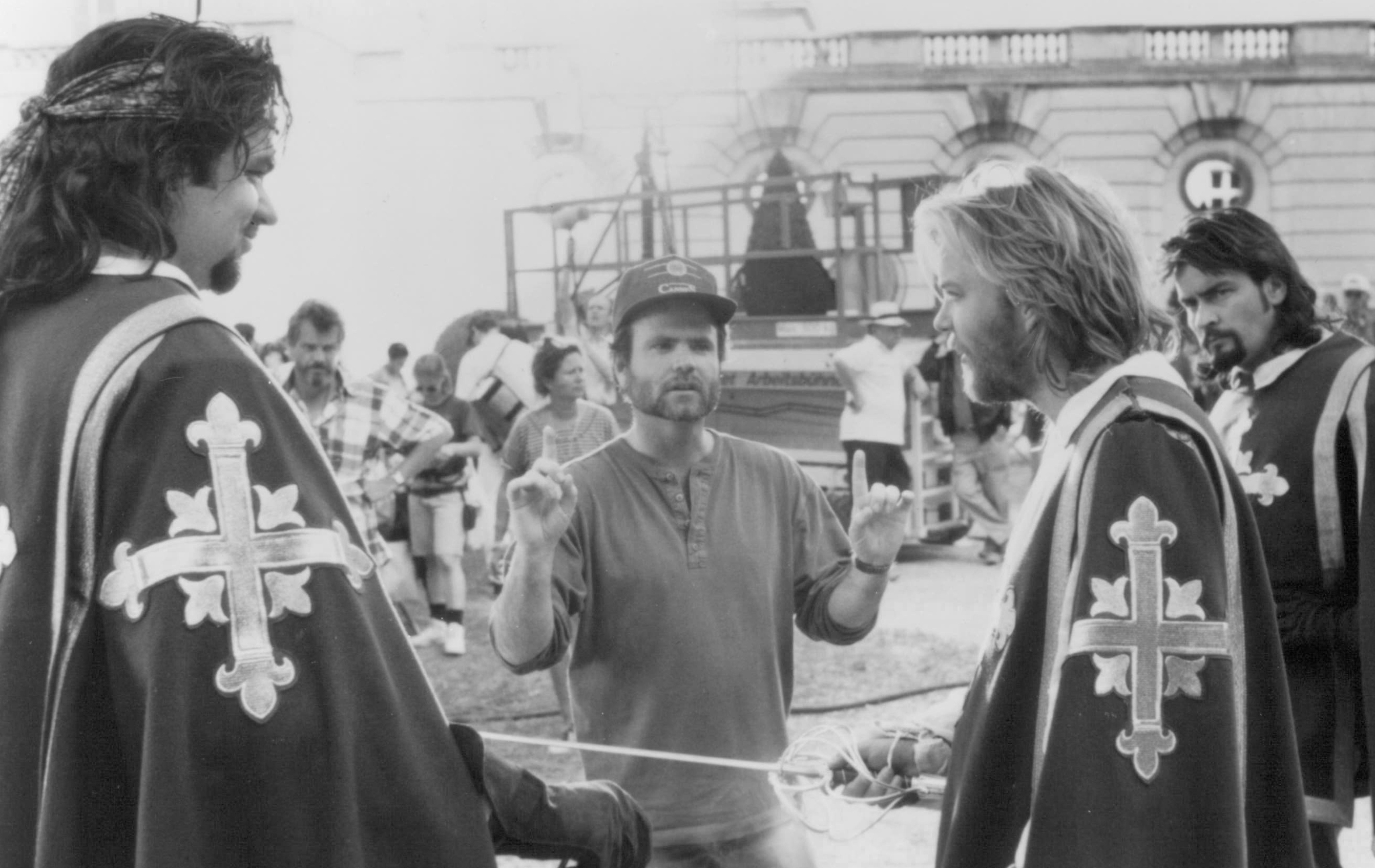 Still of Charlie Sheen, Kiefer Sutherland, Oliver Platt and Stephen Herek in The Three Musketeers (1993)