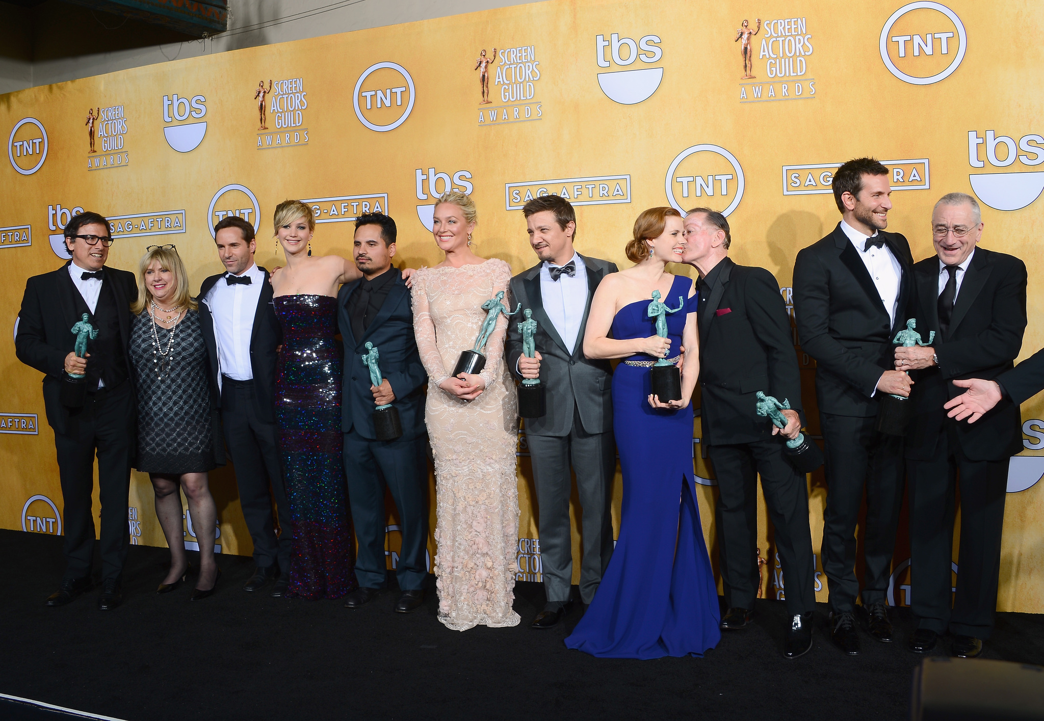 Robert De Niro, Alessandro Nivola, Amy Adams, Colleen Camp, Bradley Cooper, Paul Herman, Michael Peña, Jeremy Renner, Elisabeth Röhm and Jennifer Lawrence