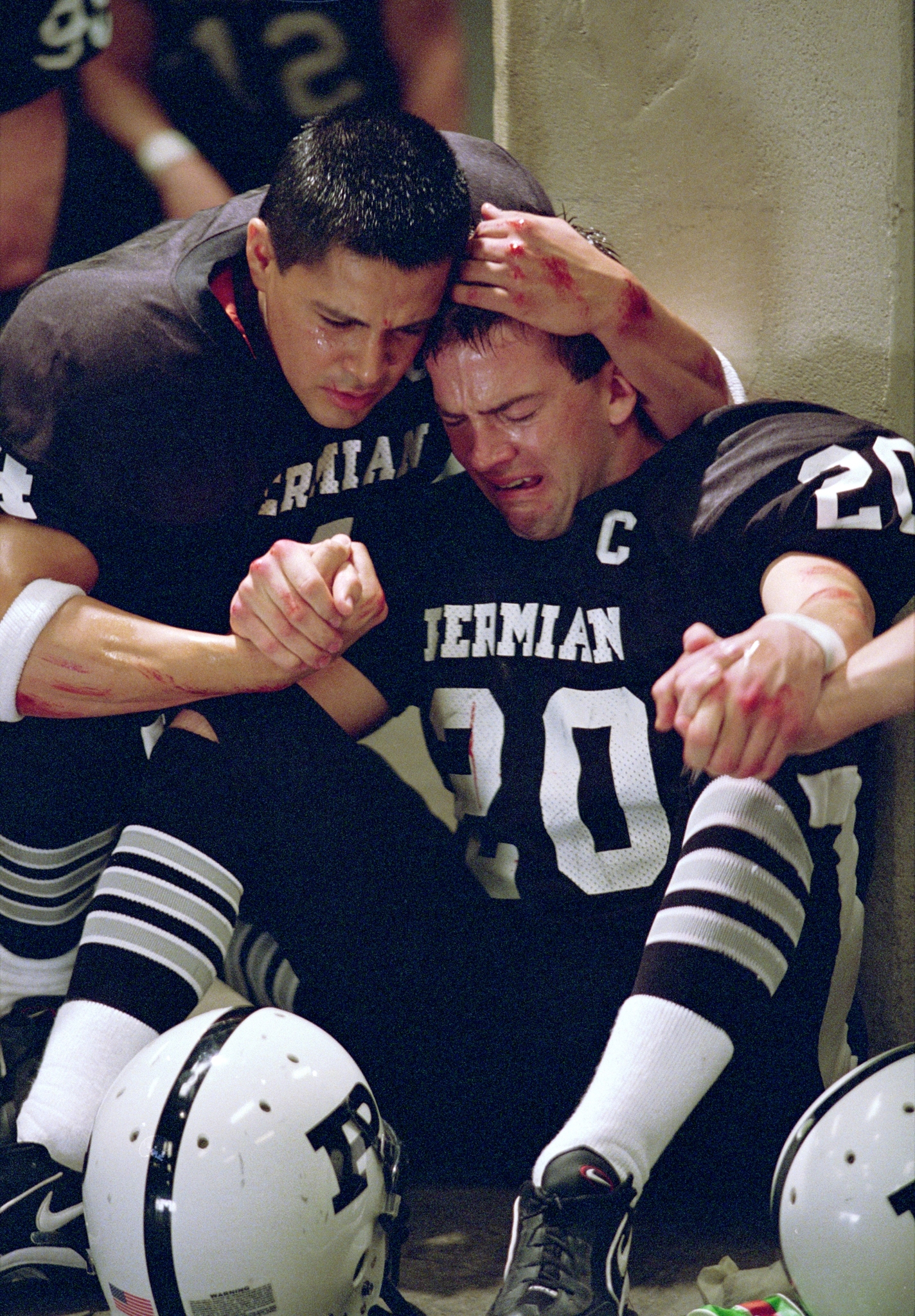 Still of Lucas Black and Jay Hernandez in Penktadienio vakaro ziburiai (2004)