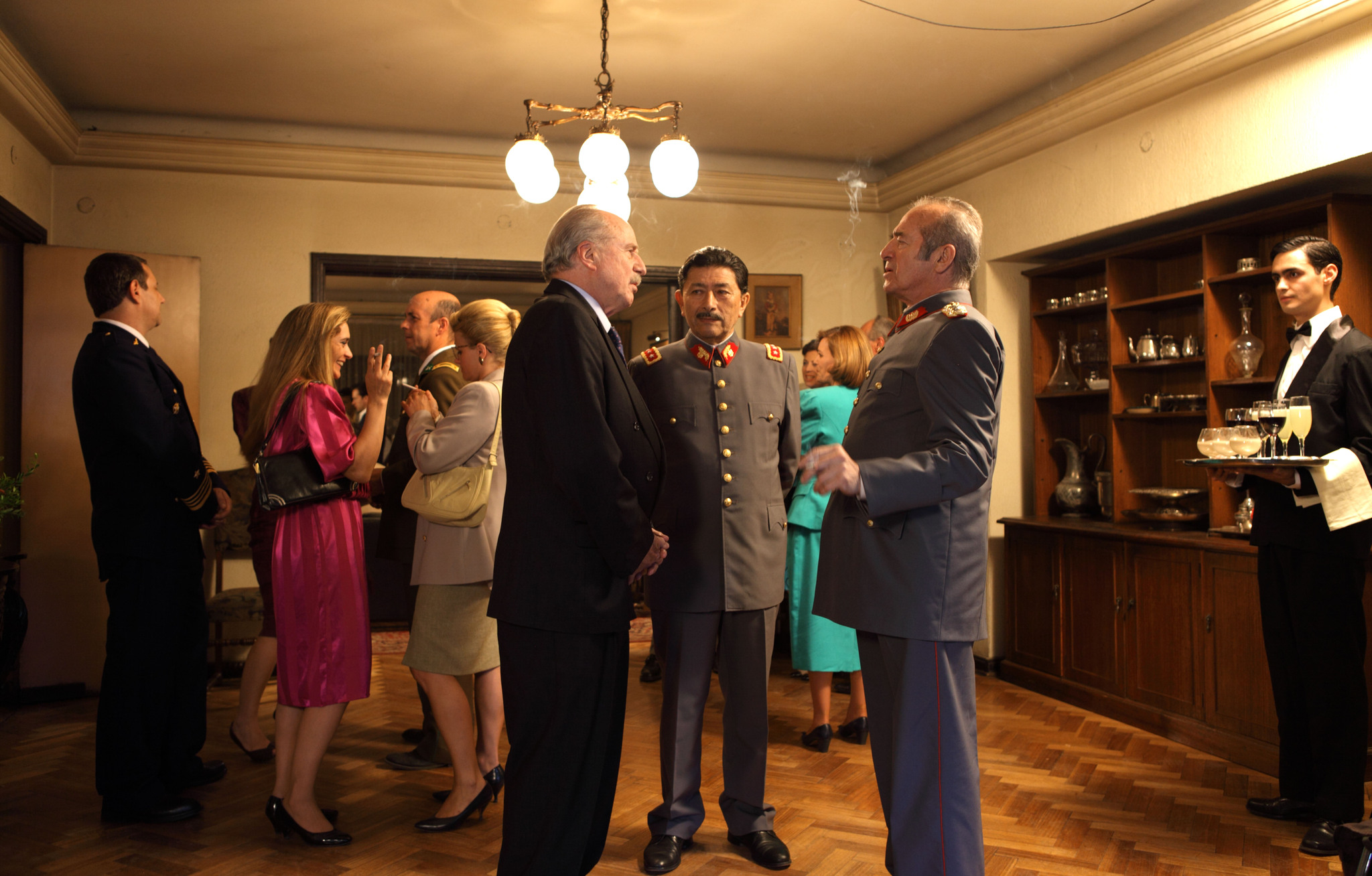 Still of Sergio Hernández and Jaime Vadell in No (2012)