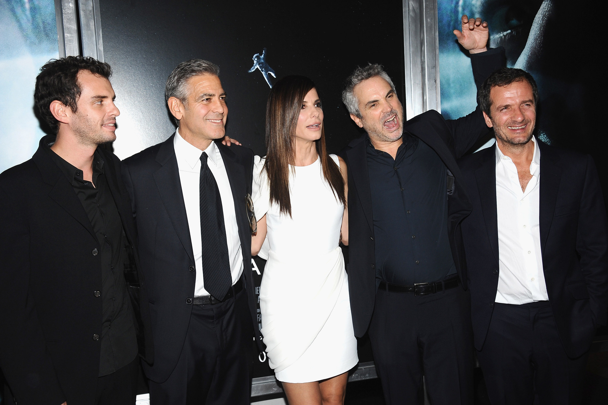 Sandra Bullock, George Clooney, Alfonso Cuarón, Jonás Cuarón, David Heyman and Gary Gershoff at event of Gravitacija (2013)