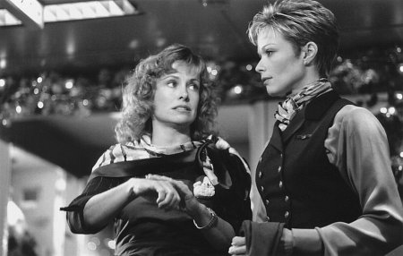 Still of Lauren Holly and Catherine Hicks in Turbulence (1997)