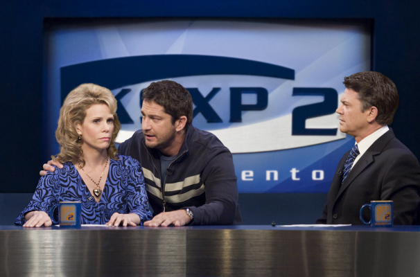 Still of Gerard Butler, John Michael Higgins and Cheryl Hines in Bjauri tiesa (2009)