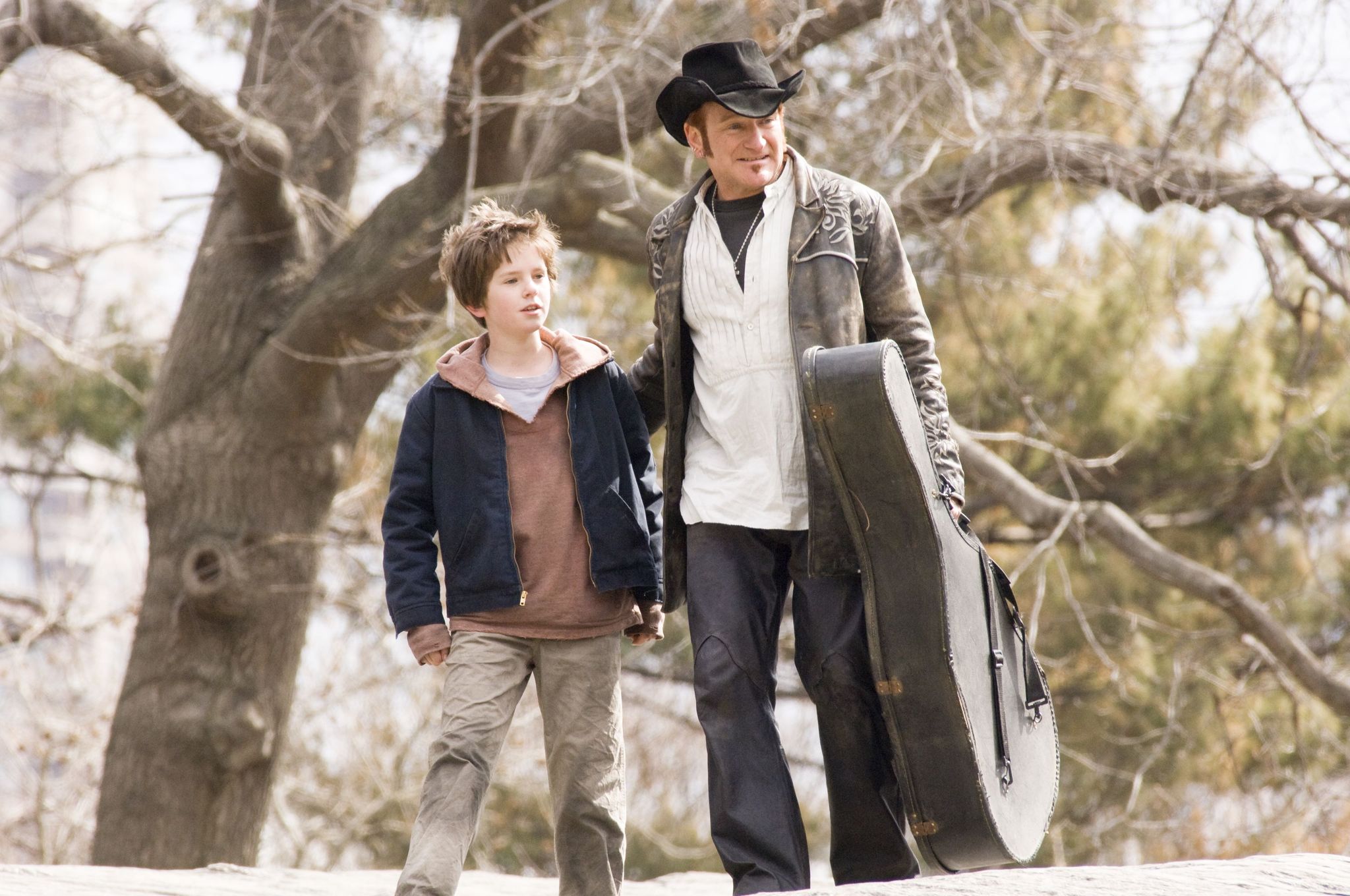 Still of Robin Williams and Freddie Highmore in August Rush (2007)