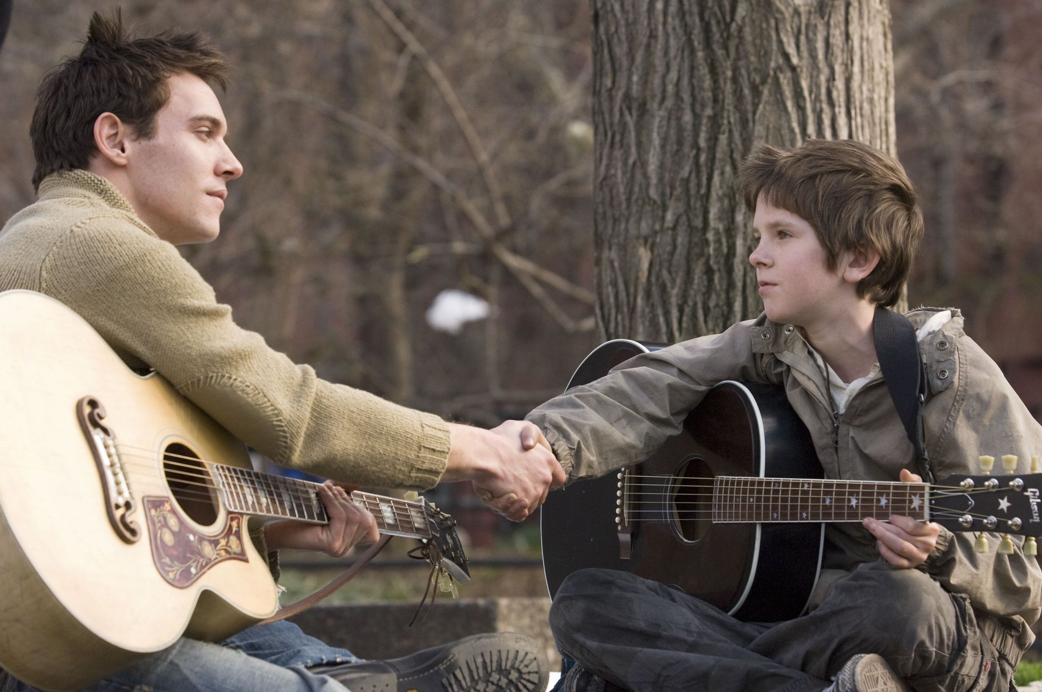 Still of Jonathan Rhys Meyers and Freddie Highmore in August Rush (2007)