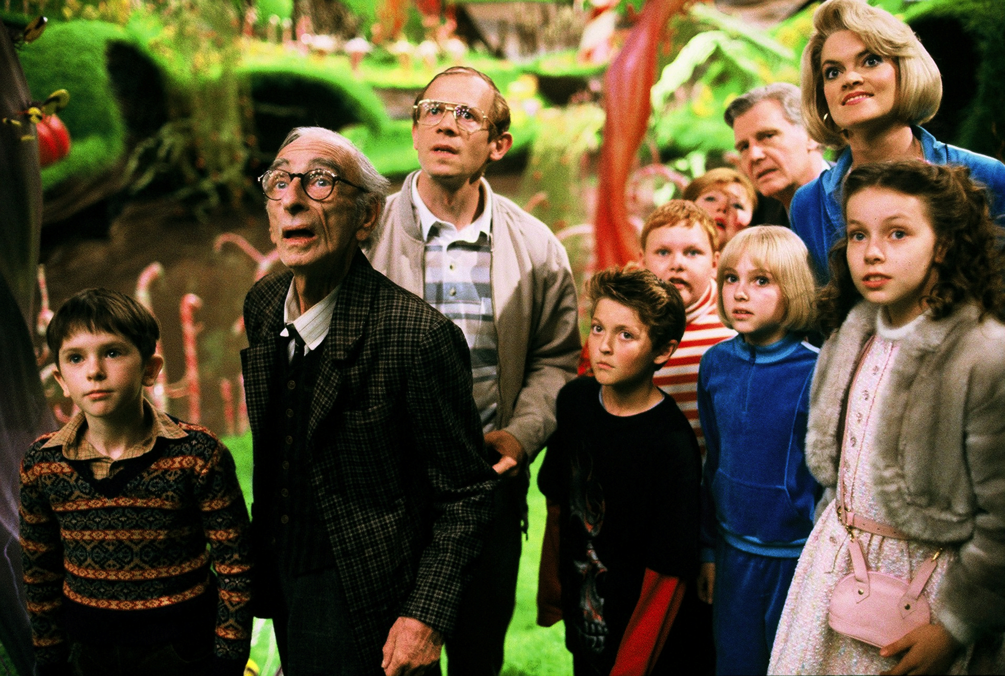 Still of James Fox, Adam Godley, Freddie Highmore, David Kelly, Missi Pyle, Franziska Troegner, AnnaSophia Robb, Julia Winter, Jordan Fry and Philip Wiegratz in Carlis ir sokolado fabrikas (2005)