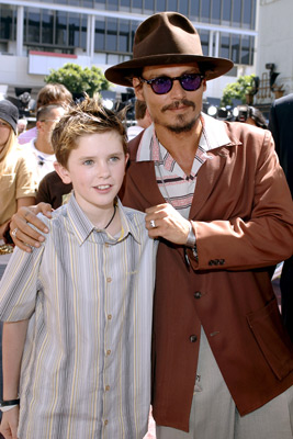 Johnny Depp and Freddie Highmore at event of Carlis ir sokolado fabrikas (2005)