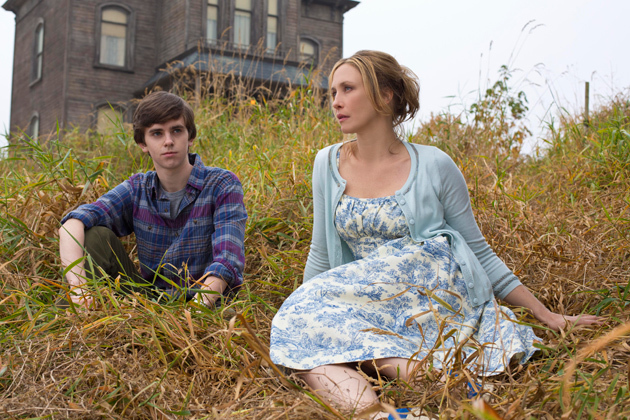 Still of Vera Farmiga and Freddie Highmore in Bates Motel (2013)