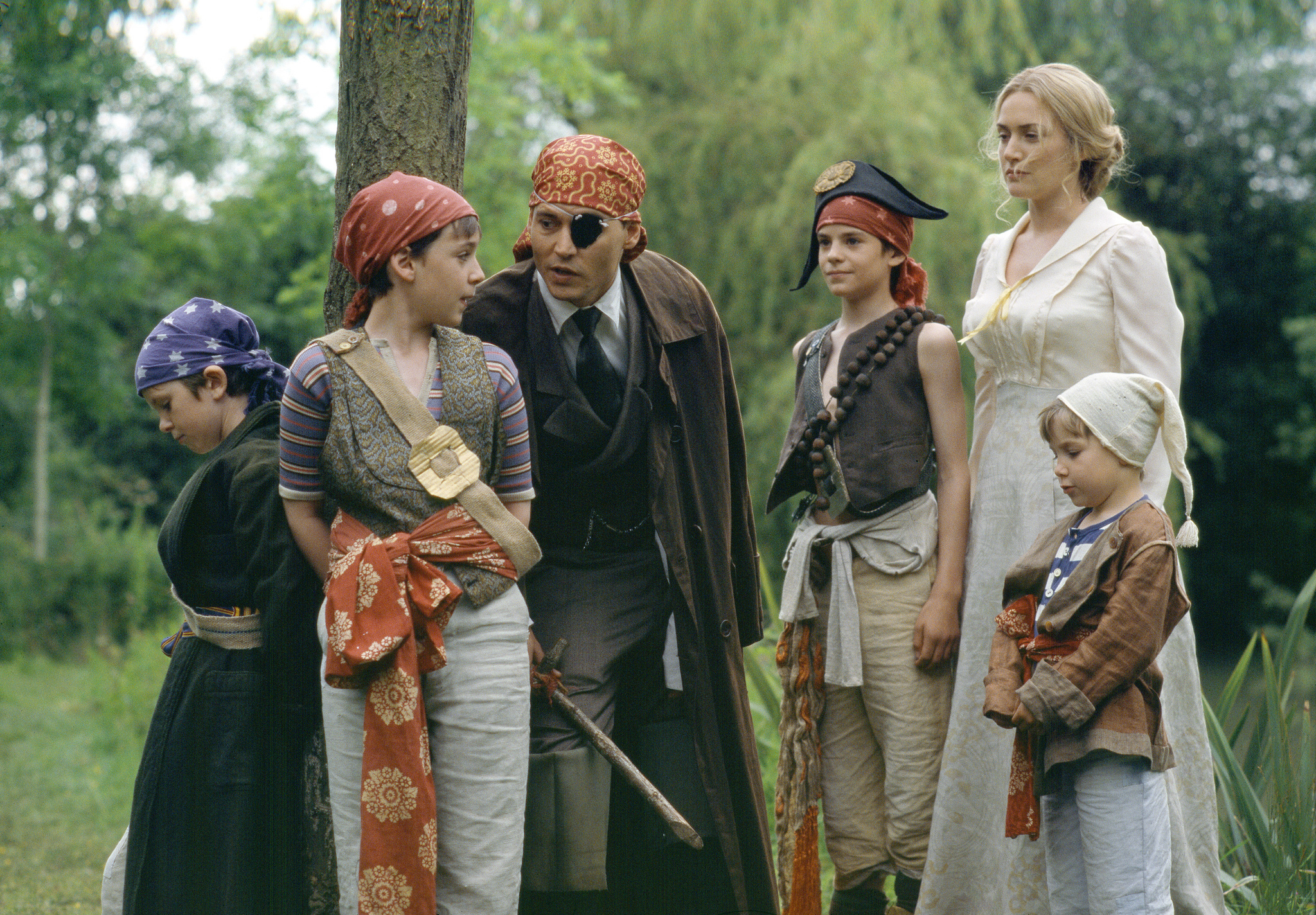 Still of Johnny Depp, Kate Winslet and Freddie Highmore in Finding Neverland (2004)