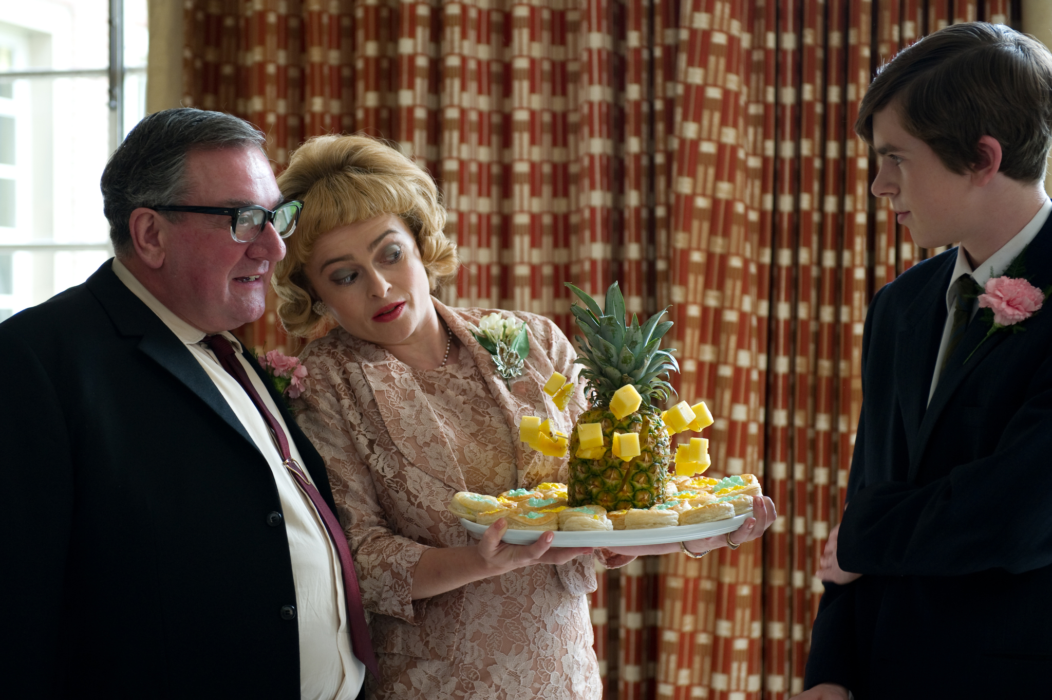 Still of Helena Bonham Carter, Freddie Highmore and Ken Stott in Toast (2010)