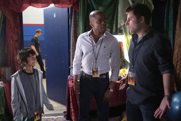 Still of Dulé Hill, James Roday and Mateen Devji in Aiskiaregys (2006)