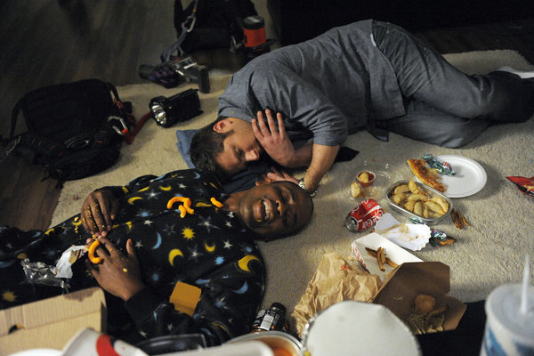 Still of Dulé Hill and James Roday in Aiskiaregys (2006)