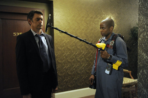 Still of Dulé Hill and Timothy Omundson in Aiskiaregys (2006)