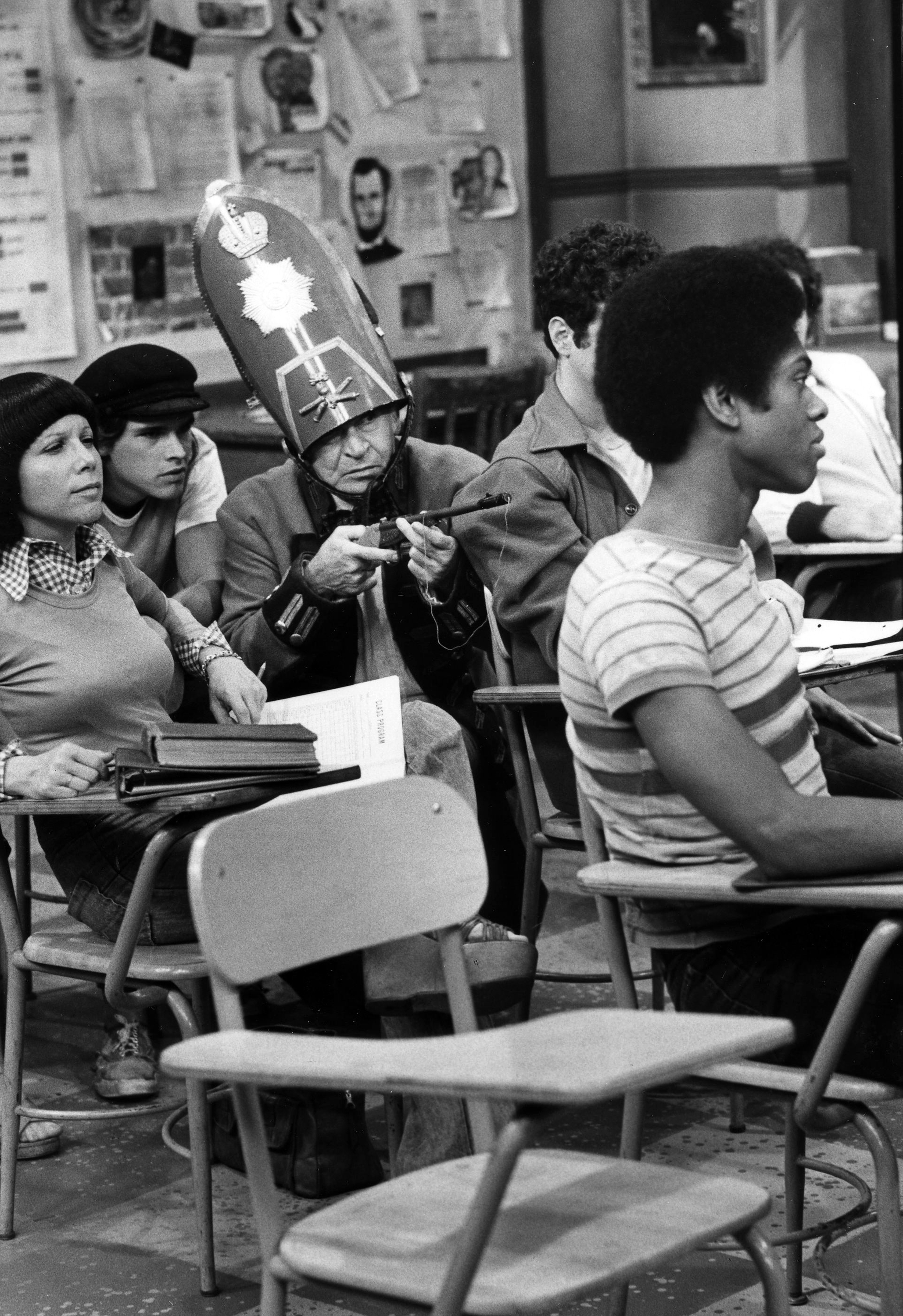 Still of Lawrence Hilton-Jacobs and John Sylvester White in Welcome Back, Kotter (1975)