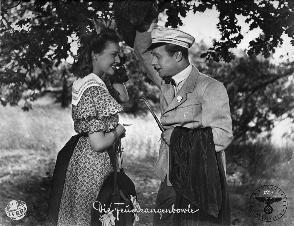 Still of Heinz Rühmann and Karin Himboldt in Die Feuerzangenbowle (1944)