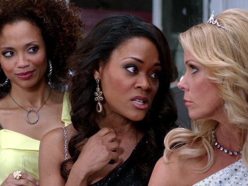 Still of Robin Givens and Cheryl Hines in Suburgatory (2011)