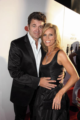 John Michael Higgins and Cheryl Hines at event of Bjauri tiesa (2009)