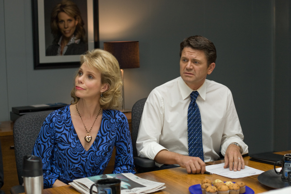 Still of John Michael Higgins and Cheryl Hines in Bjauri tiesa (2009)