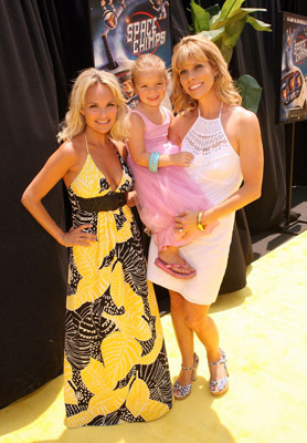Kristin Chenoweth and Cheryl Hines at event of Space Chimps (2008)