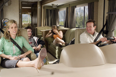 Still of Robin Williams, Cheryl Hines, Josh Hutcherson and Joanna 'JoJo' Levesque in RV (2006)