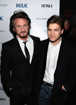 Sean Penn and Emile Hirsch at event of Milk (2008)