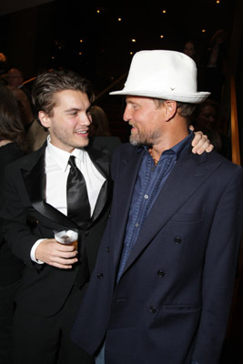 Woody Harrelson and Emile Hirsch at event of Milk (2008)