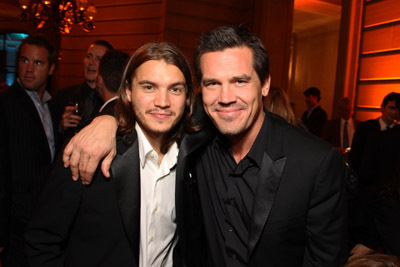 Josh Brolin and Emile Hirsch at event of Milk (2008)