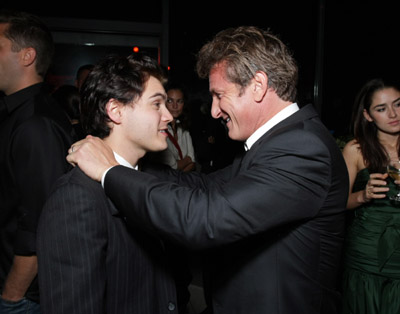 Sean Penn and Emile Hirsch at event of Into the Wild (2007)