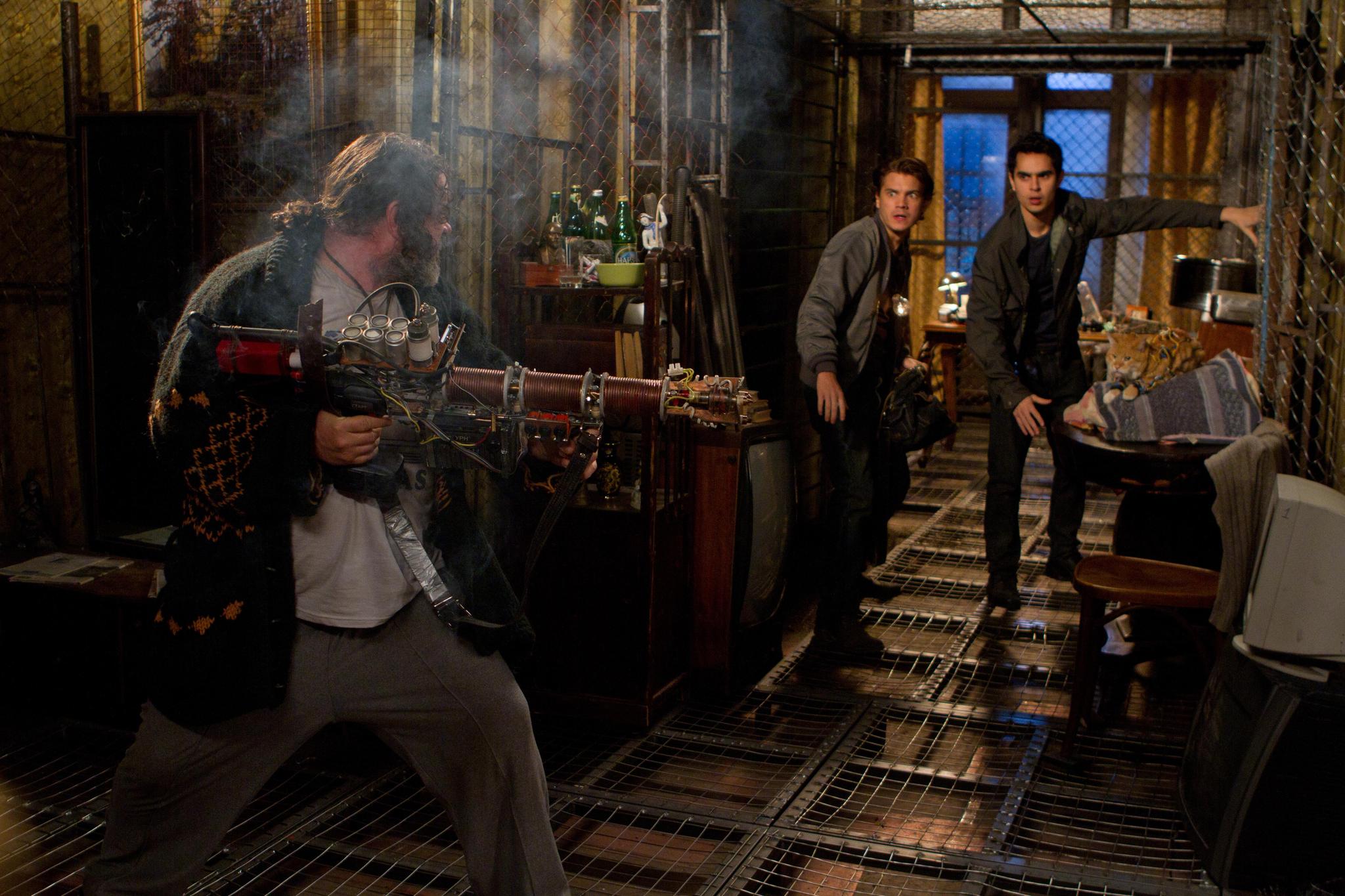 Still of Dato Bakhtadze, Emile Hirsch and Max Minghella in Tamsiausia valanda (2011)