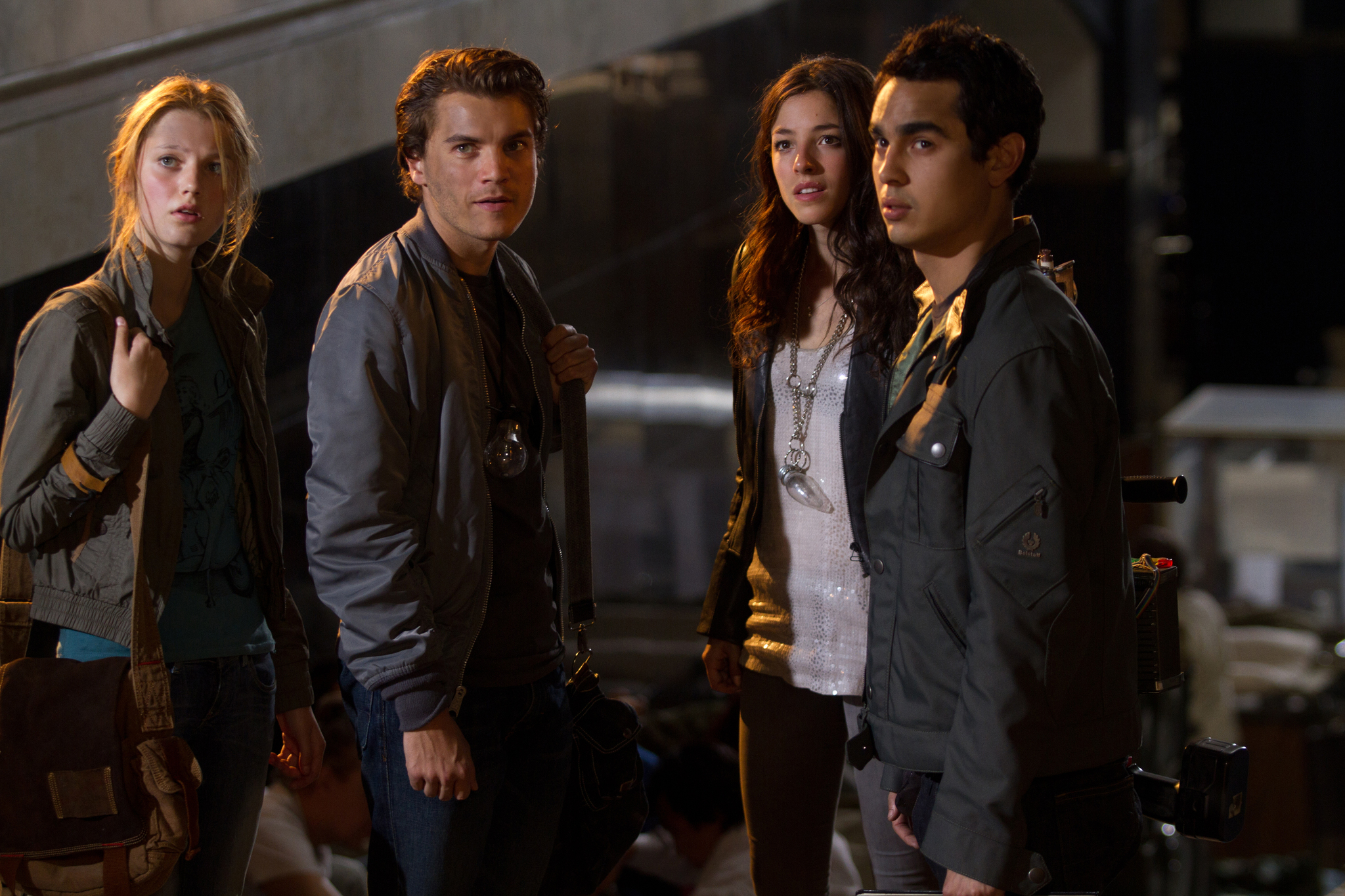 Still of Emile Hirsch, Max Minghella, Olivia Thirlby and Veronika Vernadskaya in Tamsiausia valanda (2011)