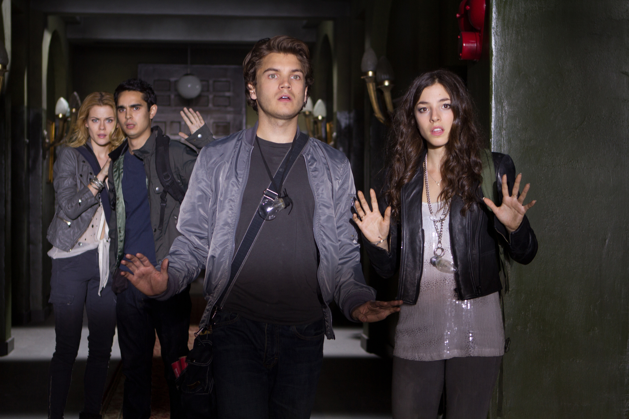 Still of Emile Hirsch, Max Minghella and Olivia Thirlby in Tamsiausia valanda (2011)