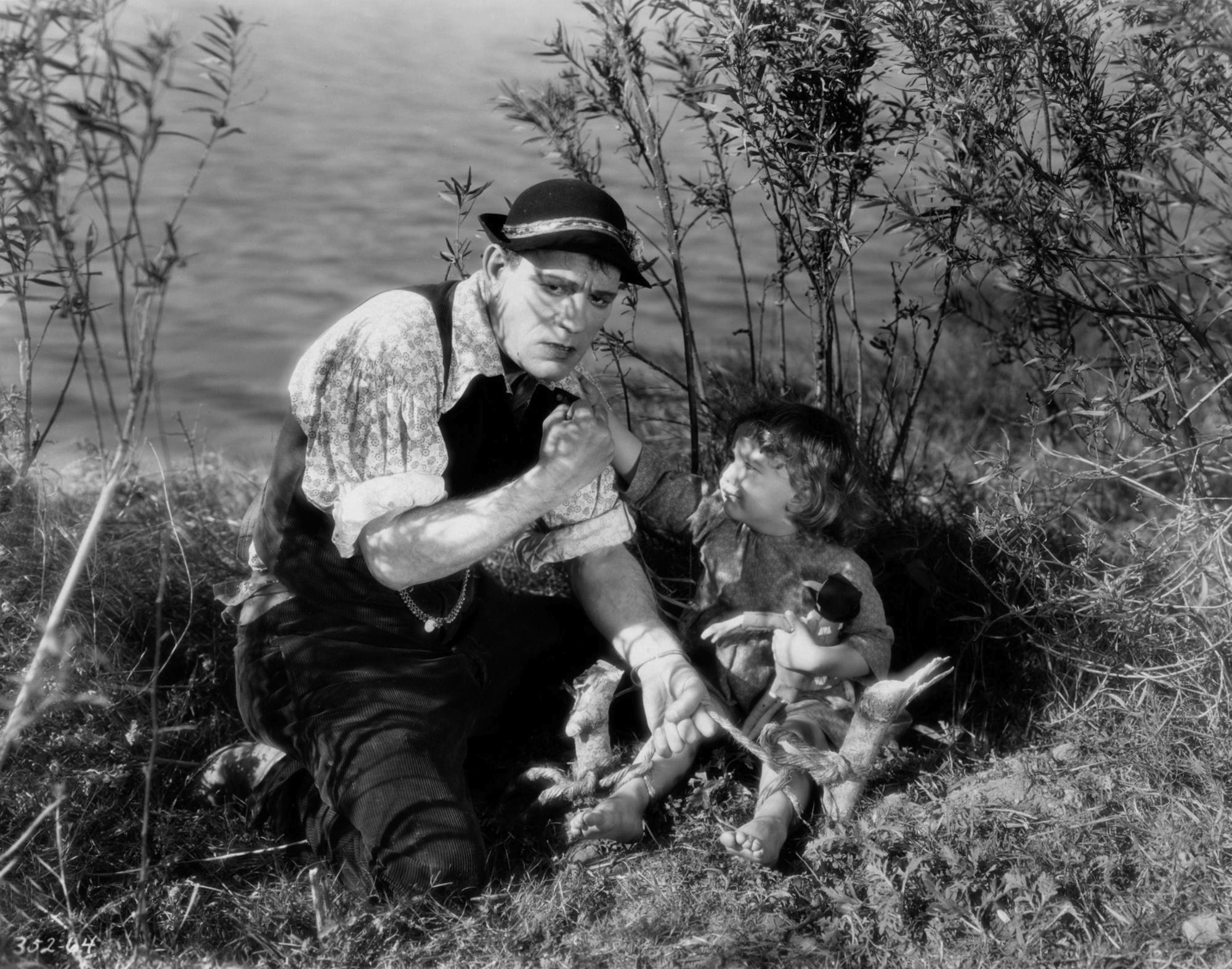 Still of Lon Chaney and Betsy Ann Hisle in Laugh, Clown, Laugh (1928)