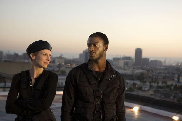 Still of Aldis Hodge and Beth Riesgraf in Svieto lygintojai (2008)