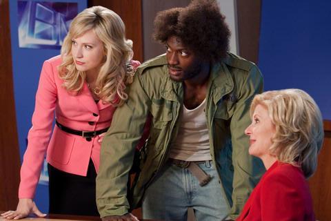 Still of Beth Broderick, Aldis Hodge and Beth Riesgraf in Svieto lygintojai (2008)