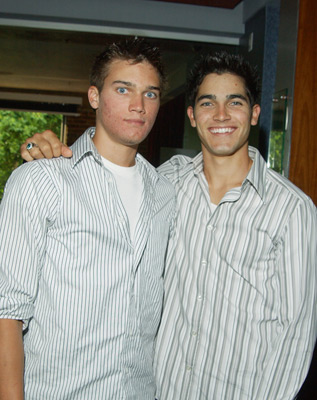 Tyler Hoechlin and Tanner Hoechlin at event of Popularity Contest (2005)