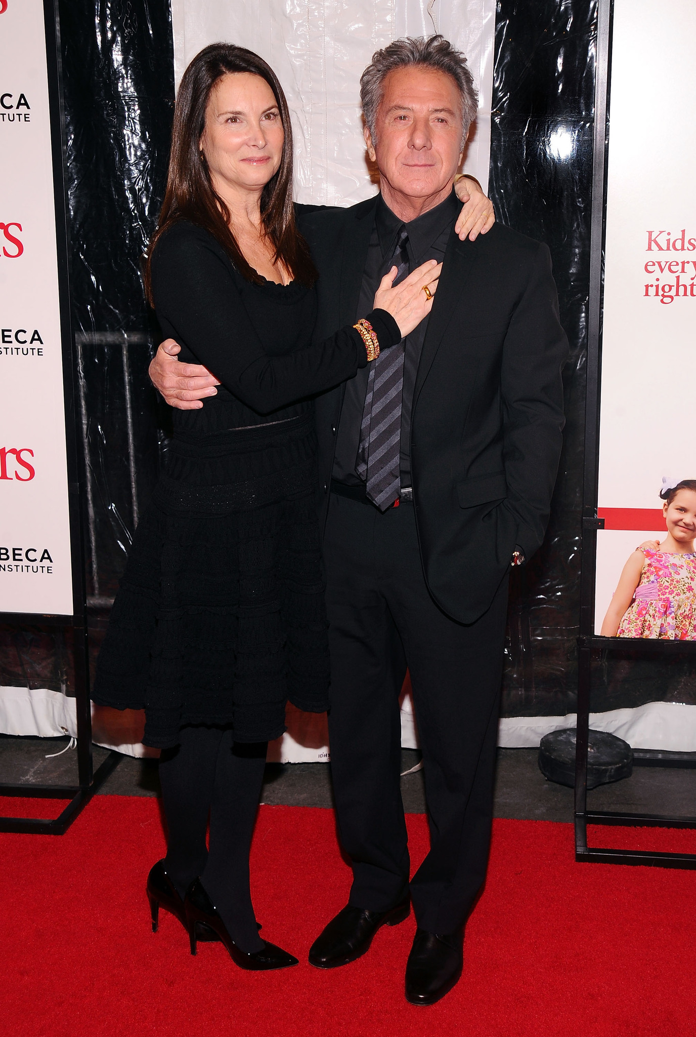 Dustin Hoffman and Lisa Hoffman at event of Paskutinis tevu isbandymas. Mazieji Fakeriai (2010)
