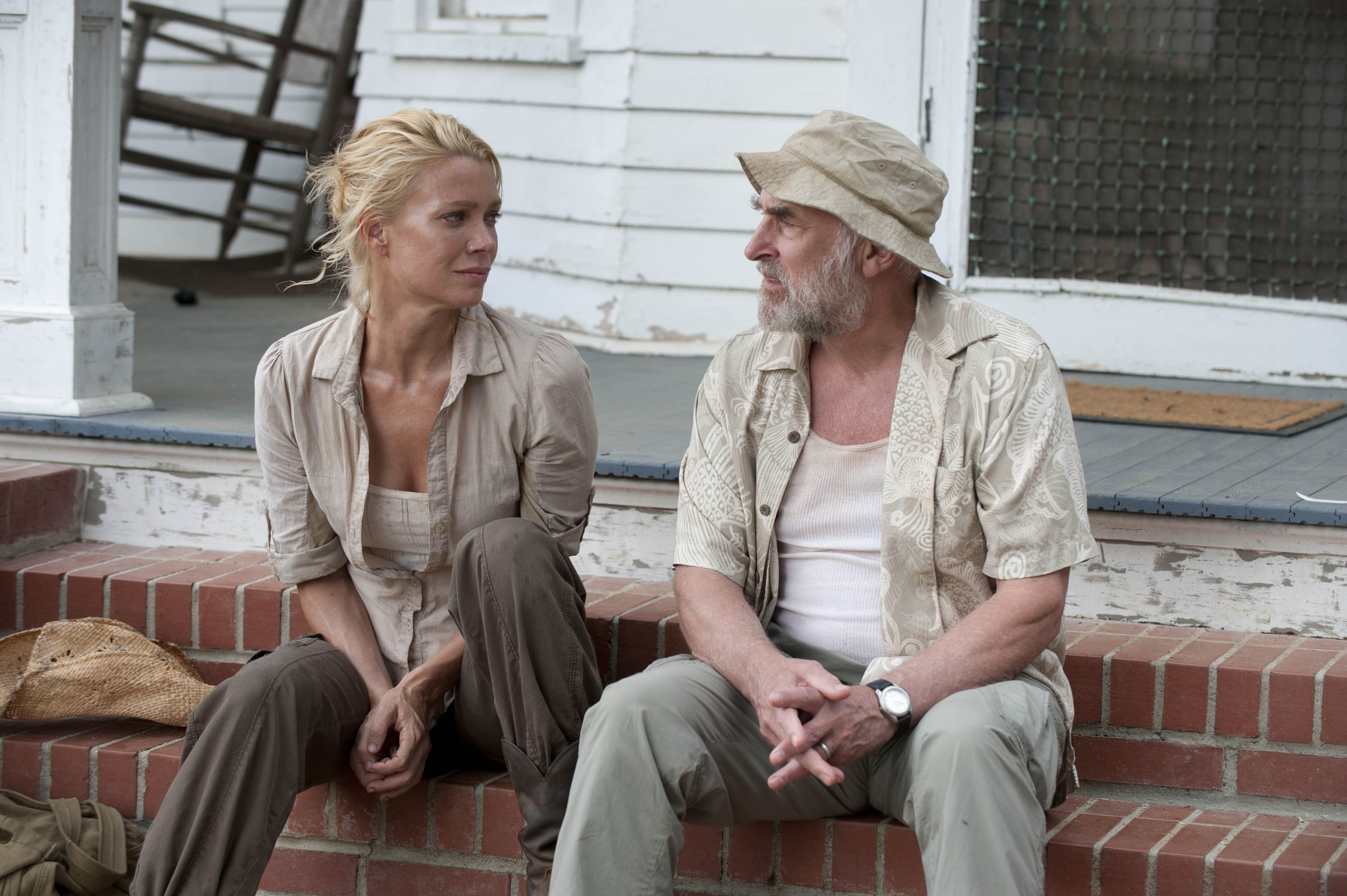 Still of Laurie Holden in Vaiksciojantys negyveliai (2010)