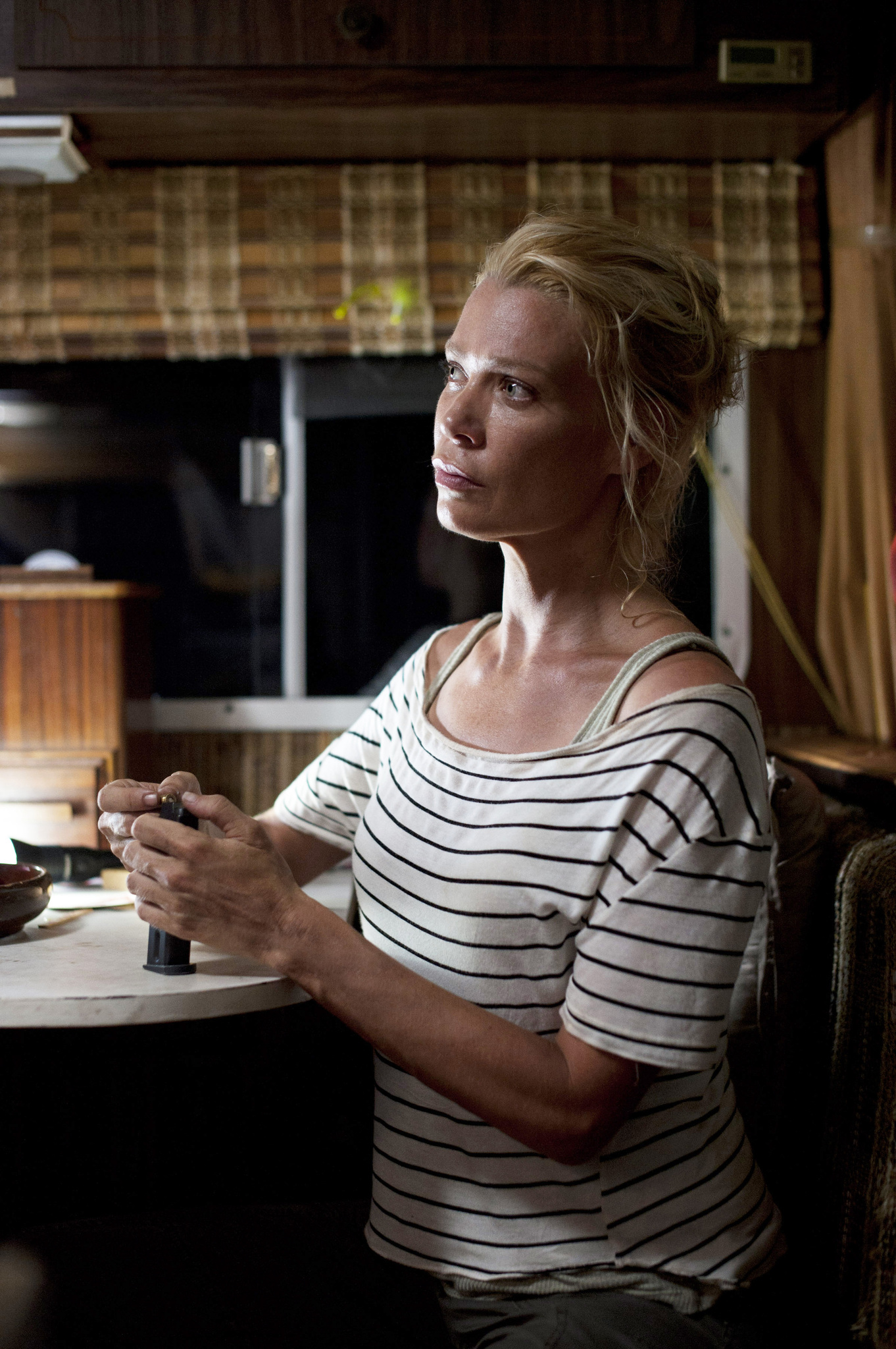 Still of Laurie Holden in Vaiksciojantys negyveliai (2010)